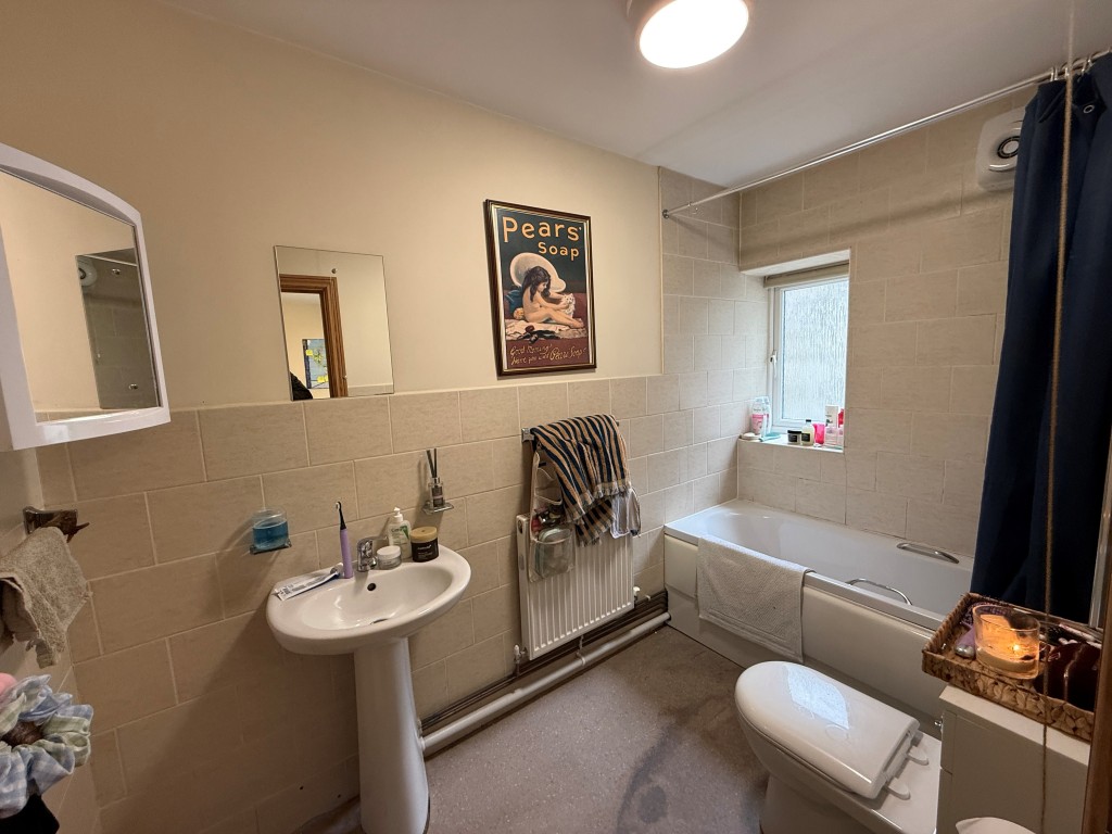 Lot: 125 - FREEHOLD BLOCK OF FOUR FLATS FOR INVESTMENT - Flat 5 - Bathroom with W.C.